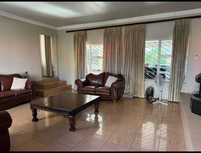 5 BEDROOM HOUSE FOR SALE IN HEUWELOORD